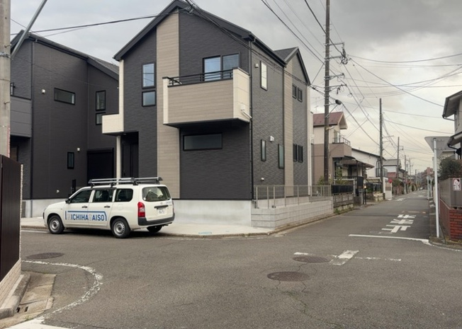 【外観】 | お持ちの車種によっては前面道路が広い方が便利でしょう。しかし、前面道路が広ければその分交通量が多くなるため、騒音などが気になる場合があります。実際に現地を見学し、周辺交通量や騒音などを確認しましょう！