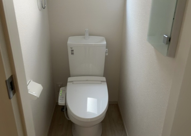 【トイレ】 | トイレは大きさや形、機能、抗菌性などが異なる多種多彩なタイプが各メーカーから出ています。それぞれに良さがあるため、事前にどういったタイプのトイレがいいのかをご家庭内で決めて、内見に行くといいでしょう。