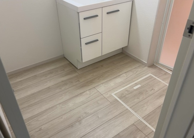 【脱衣所】 | 多くの戸建て住宅で見かける洗面脱衣所は、洗面台と洗濯機が2畳ほどのスペースに並べられていて、洗面所が脱衣所を兼ね備えている間取りが一般的です。お客様が利用することもある、パブリックな空間でもあります。