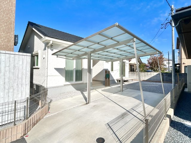 【中古戸建】高崎市倉賀野町の外観|■外観｜窓の配置や、爽やかな白ベースの外観が清潔感をもたらします。まっさらなキャンバスのような家にこだわりを彩って…始めよう、あなただけの豊かな暮らし( ＾＾ )