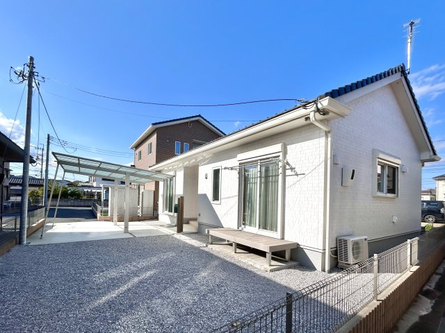 【中古戸建】高崎市倉賀野町の外観|■外観｜窓の配置や、爽やかな白がベースの外観が清潔感をもたらします。緑の植栽も映えますね♪