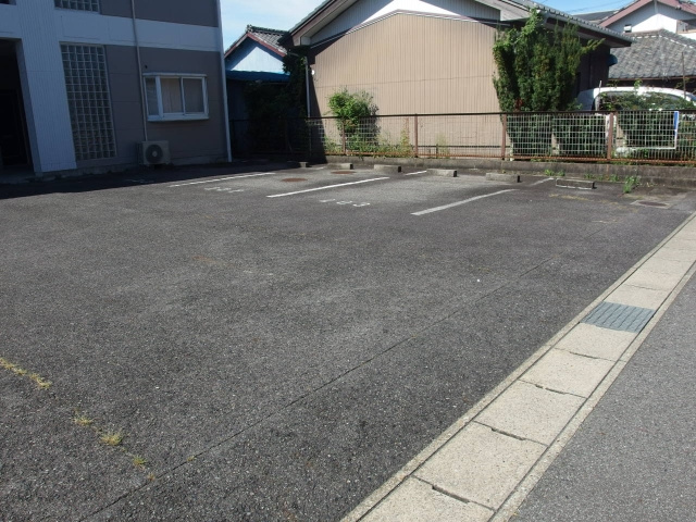ハイツインターの駐車場
