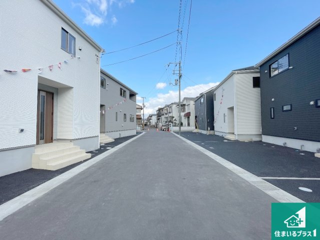 八幡市橋本尻江　第1期　新築一戸建ての前面道路含む現地写真|周辺は閑静な住宅街！前面道路広々で車の出し入れも便利です。駐車が苦手な方でも安心して車庫入れできます！