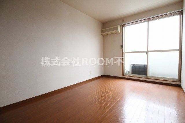 ガーデンTOの寝室|開放的な寝室です