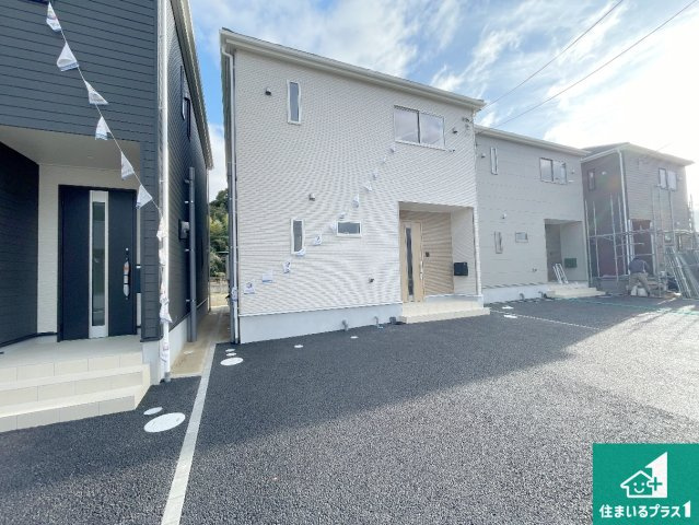 八幡市橋本尻江　第1期　新築一戸建ての前面道路含む現地写真|周辺は閑静な住宅街！前面道路広々で車の出し入れも便利です。駐車が苦手な方でも安心して車庫入れできます！
