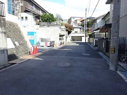 広島市佐伯区皆賀2丁目　新築一戸建ての前面道路含む現地写真