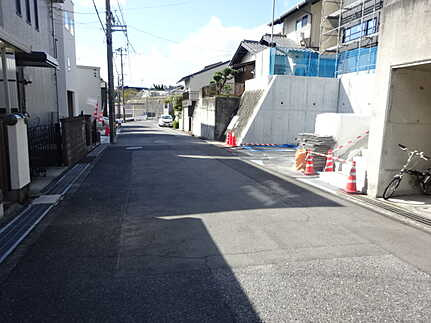 広島市佐伯区皆賀2丁目　新築一戸建ての前面道路含む現地写真