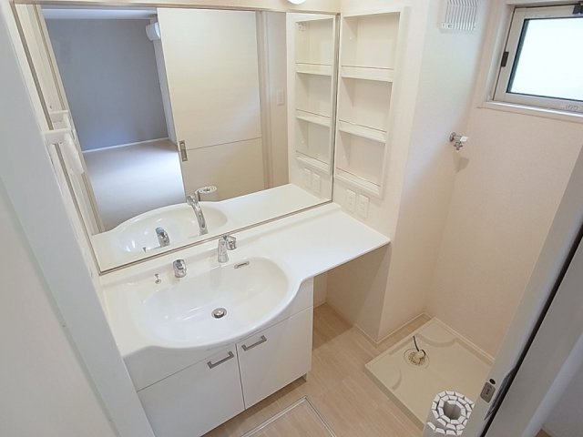 アネックス北神戸の洗面所|綺麗な独立洗面台、大型ミラーが特徴的