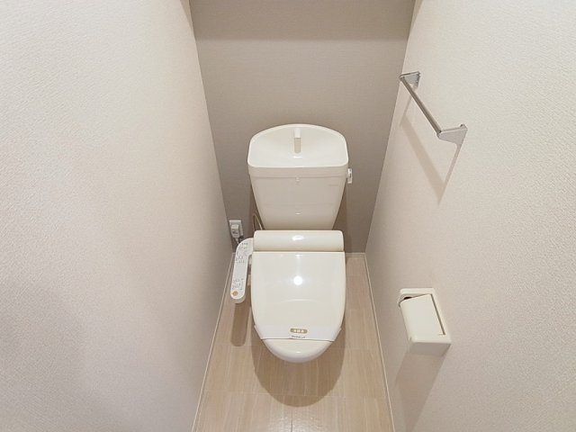 アネックス北神戸のトイレ|ウォシュレット、上部収納も完備