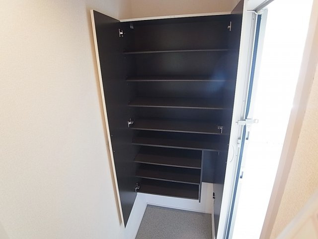 アネックス北神戸の玄関|大型のシューズボックス