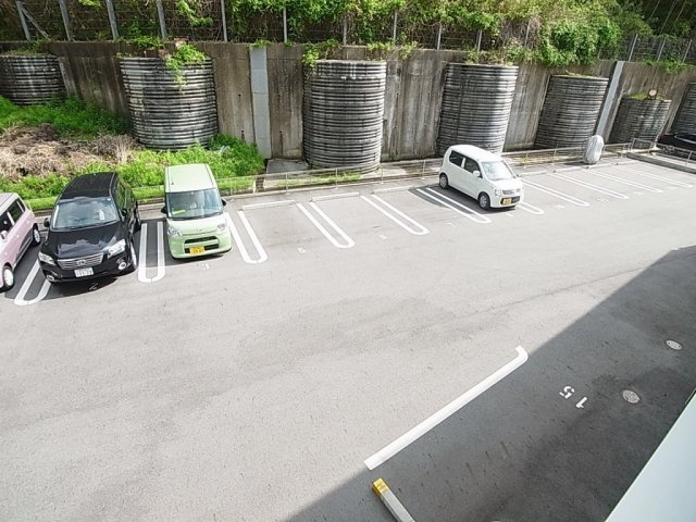 アネックス北神戸の駐車場|敷地内駐車場、広々スペース