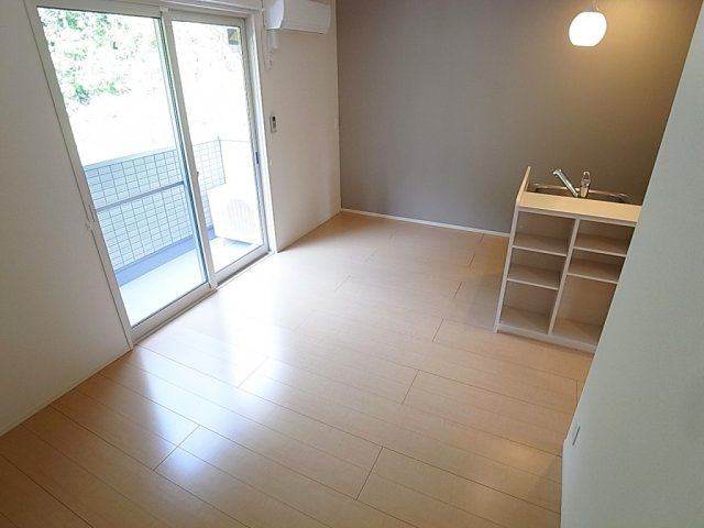 アネックス北神戸の居間・リビング|デザインクロスが非常にお洒落なリビング