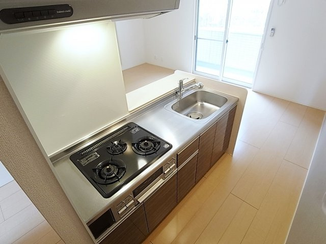 アネックス北神戸のキッチン|システムキッチン。３口ガスコンロ、アイランドタイプ