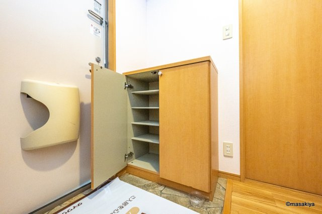 フレックスタウン小柴見の玄関