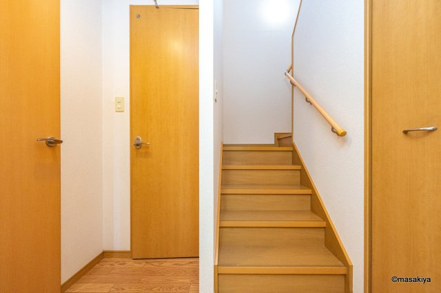 フレックスタウン小柴見の玄関