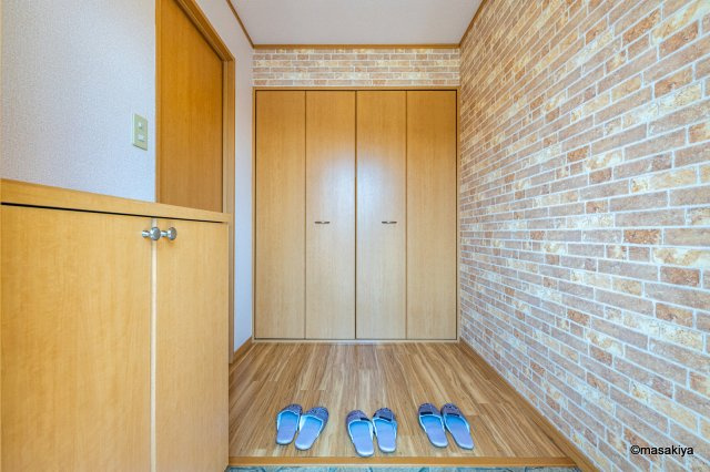 フレックスタウン小柴見の玄関