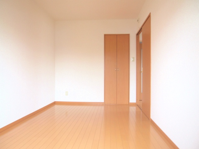 北野ガーデンコート【キャッシュバック対象物件】の寝室|広くて明るい寝室