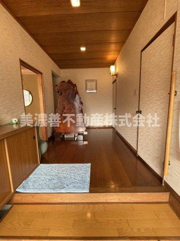 ６５７５４　瑞穂市牛牧中古戸建ての玄関