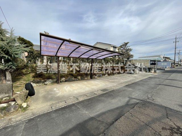 ６５７５４　瑞穂市牛牧中古戸建ての駐車場