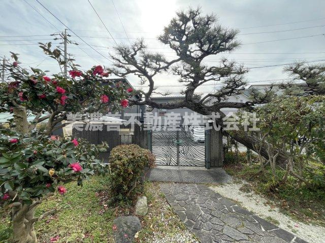 ６５７５４　瑞穂市牛牧中古戸建ての庭