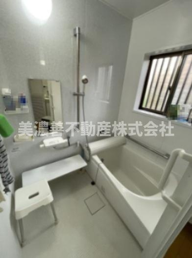 ６５７５４　瑞穂市牛牧中古戸建ての浴室