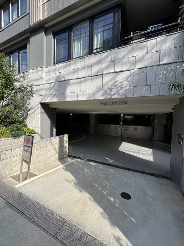 クレヴィア新宿中落合WESTの駐車場