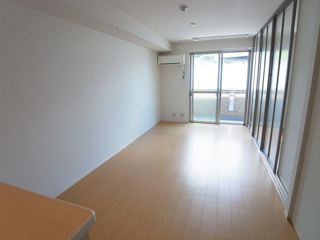 オブ・ヴィラージュの居間・リビング|日当り良好の美麗リビングは非常に広々としています