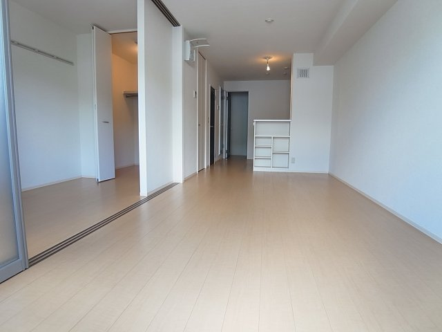 オブ・ヴィラージュの居間・リビング|人気のカウンタータイプのキッチンと明るいリビング