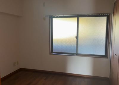 【洋室】 | ドラゴンマンション多摩学園都市伍番館Ａ | 洋室のメリットは重い家具が置きやすく、身の回りが整理しやすいことです。 床がフローリングのため畳とは異なり凹みにくいです。 クローゼットなど収納が豊富で、普段使わない旅行カバンや服の整頓も簡単にです。