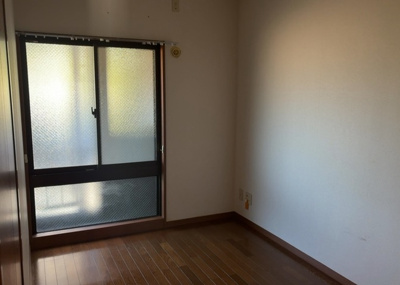 【寝室】 | ドラゴンマンション多摩学園都市伍番館Ａ | 寝室でゆっくりと過ごすためにはベッド周りの適度な空間を担保することや窓の位置、照明の明るさ、寝室の広さなどを考える必要があります。自身や家族の構成とライフスタイルに併せて寝室にする部屋を選びましょう！