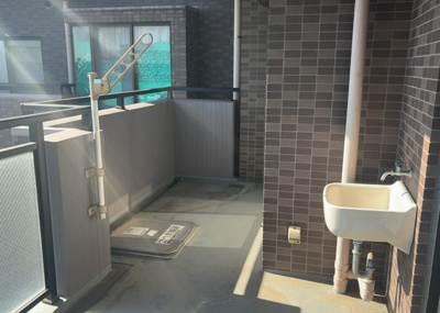 【バルコニー】 | ドラゴンマンション多摩学園都市伍番館Ａ | バルコニーは、室外の専用スペースのうち、「屋根がなく開放された空間」であるものを指します。ベランダより広いタイプのものが多く、日当たりもよいため家庭菜園などを楽しみたい人にとって適した環境となります。