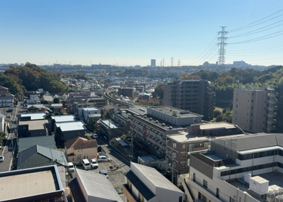 【展望】 | ドラゴンマンション多摩学園都市伍番館Ａ | 眺望の良さを楽しめるダイニングキッチンで家族団らんの時間を過ごしてはいかがでしょうか。バルコニーから見える景色を家族で眺める時間は、時間が経つのを忘れてしまいそうですね。是非、現地を見に行きましょう！