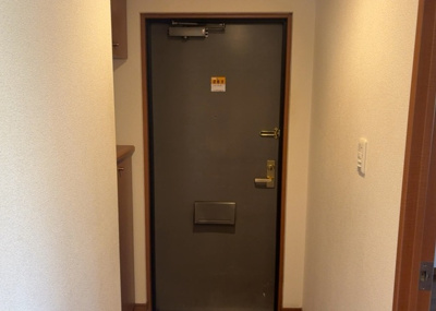 【玄関】 | ドラゴンマンション多摩学園都市伍番館Ａ | 玄関は家の顔でもあり、家族以外の目にも止まる場所です。玄関は外との間を仕切る扉、靴などをしまっておく収納スペース、靴脱ぎのたたきスペース、来客とのやり取りをするドアホンなど複数のアイテムからなります。