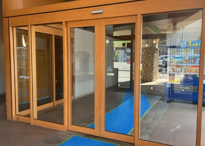 【エントランス】 | ドラゴンマンション多摩学園都市伍番館Ａ | マンションのエントランスには、もともと風よけや防犯の役割がありますが、マンションによって宅配ボックスなどの設備が備わっている所もあります。日々の生活をイメージしながら生活しやすさをチェックしましょう。