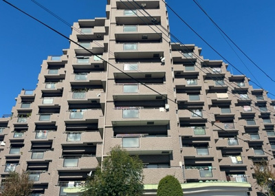 【外観】 | ドラゴンマンション多摩学園都市伍番館Ａ | 外観はマンション管理がされているかの目安になります。築年数が古いと、壁面は劣化してひび割れが生じることも！建物が古びていても細かいところが修繕されていると、きちんと管理されているなぁと感じるでしょう。