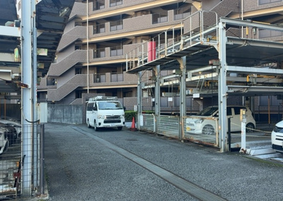 【駐車場】 | ドラゴンマンション多摩学園都市伍番館Ａ | 車一台あたりに必要なスペースは、標準サイズの普通自動車で横幅2m50cm、長さ5mは必要になります。ただし、乗降のことも考慮して横幅3m30cm、長さ5m50cmほどは確保できるところを選びましょう。