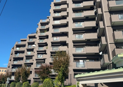 【外観】 | ドラゴンマンション多摩学園都市伍番館Ａ | マンションの外観は非常に重要なポイントです！外観の善し悪しは資産価値に大きな影響を与えます。外観のいいマンションを購入することで、高値で売却がしやすく、買い手が見つかりやすいというメリットがあります。