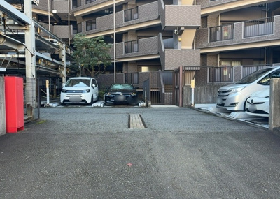 【駐車場】 | ドラゴンマンション多摩学園都市伍番館Ａ | 駐車場と明記されていても、最小スペースでつくられた駐車場だと大型車は駐車できなかったり、出入りしにくくなったりする可能性があります。お車のサイズと購入したい物件の駐車場のサイズを現地で確認しましょう。