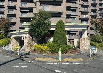 【庭】 | ドラゴンマンション多摩学園都市伍番館Ａ | 物件によっては、入居者が個人的に使用できる専用庭がついているものもあります。また、住宅の中にある土間の部分を庭と呼ぶこともあります。庭の用途は住む人によって変わり、それによってデザインもさまざまです。