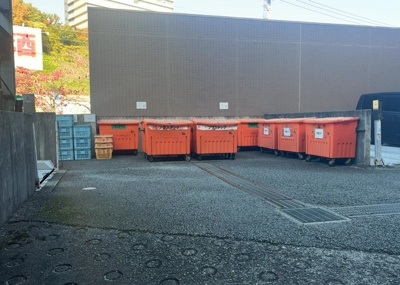 【設備】 | ドラゴンマンション多摩学園都市伍番館Ａ | 共有部分は、住民なら誰もが使える設備のこと。例えば駐車場やエレベーター、インターネット設備、セキュリティ設備などがあります。他にも、マンションの廊下・外部階段やエントランス・ゴミ置き場などがあります。