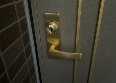 【防犯設備】 | ドラゴンマンション多摩学園都市伍番館Ａ | 当然のことではありますが、オートロックやセンサーライト、ホームセキュリティーなどの防犯設備があれば、小さいお子様がいるご家庭も安心ですよね！まず物件購入の際は、防犯設備もチェックするようにしましょう。