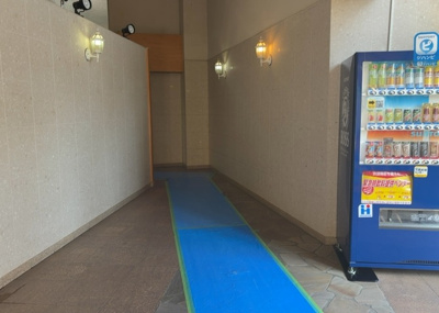 【ロビー】 | ドラゴンマンション多摩学園都市伍番館Ａ | ラウンジは、マンションの共用スペースに椅子やテーブルなどを配置した利用者が寛げる空間です。屋内型ラウンジと屋外型ラウンジがあります。共用部分の管理状況と合わせて、詳細については現地でご確認ください。