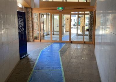 【ロビー】 | ドラゴンマンション多摩学園都市伍番館Ａ | ロビーというと、エントランスと何がちがうの？と思いますよね。実はロビーとエントランスには明確な決まりはありません。物件によっては、エントランスを入って広がるある程度の広さのある空間がロビーとなります。