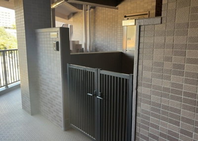 【その他共用部分】 | ドラゴンマンション多摩学園都市伍番館Ａ | 共有部分は、住民なら誰もが使える設備のこと。例えば駐車場やエレベーター、インターネット設備、セキュリティ設備などがあります。他にも、マンションの廊下・外部階段やエントランス・ゴミ置き場などがあります。