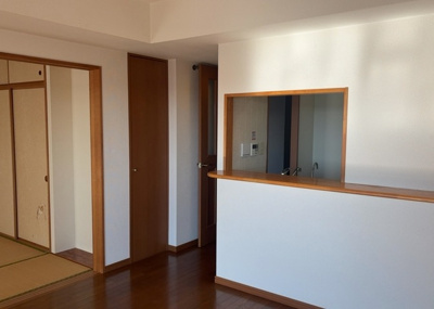 【ダイニング】 | ドラゴンマンション多摩学園都市伍番館Ａ | ダイニングは、食事や家族の団らんスペースとしてだけではなく、ほかの用途としても使用することができます。ダイニングテーブルを置き、食事のためのスペースを作ることでリビングとの差別化を図ることができます。