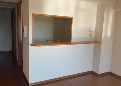 【キッチン】 | ドラゴンマンション多摩学園都市伍番館Ａ | L型アイランドタイプは、キッチンからダイニングにもリビングにも目が行き届くので、とても使いやすい配置です。L字型独立タイプは、キッチンを独立させてるためLDKというよりもLDといった様なイメージです。