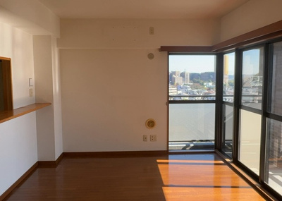 【居間・リビング】 | ドラゴンマンション多摩学園都市伍番館Ａ | リビングの間取りの種類は大きくわけてリビングとダイニングが別になっているタイプ、リビングダイニング一体型です。どちらも一長一短ですので、家を選ぶ時はその両面をチェックして決めるようにしましょう。