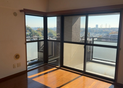 【居間・リビング】 | ドラゴンマンション多摩学園都市伍番館Ａ | 直線タイプはLとDKを一直線に並べた形で対面キッチンのタイプです。一般的なのでよく見かけるかもしれません。直線タイプに似た直接アイランドタイプは、キッチンとダイニングの間に壁がない分広く感じられます。