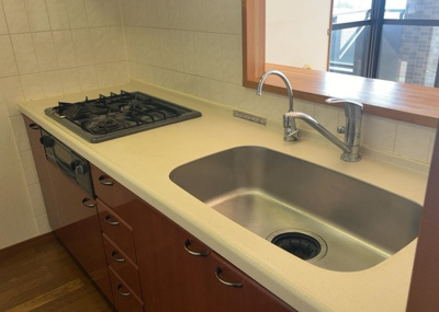 【キッチン】 | ドラゴンマンション多摩学園都市伍番館Ａ | 標準的なシステムキッチンの横幅は、165cm～300cm程度です。2100・2400・2550・2700などミリ単位で表記されます。普段どのように料理をするのかを想定しながら合ったサイズを選びましょう