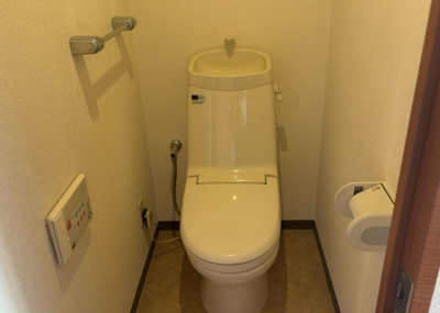 【トイレ】 | ドラゴンマンション多摩学園都市伍番館Ａ | トイレは大きさや形、機能、抗菌性などが異なる多種多彩なタイプが各メーカーから出ています。それぞれに良さがあるため、事前にどういったタイプのトイレがいいのかをご家庭内で決めて、内見に行くといいでしょう。